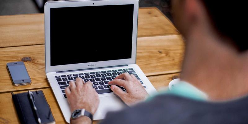 复古健身风潮回归：如何结合经典器械、科学计划与营养补充打造现代健身体系