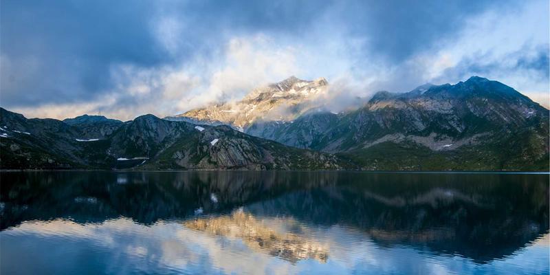 多功能史密斯机家庭健身方案：结合哑铃与蛋白粉，安全高效完成复合动作